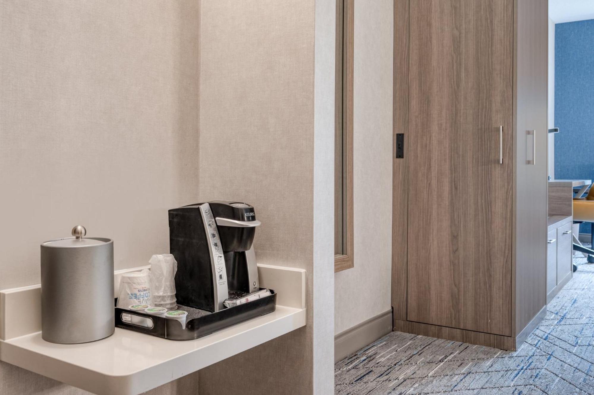 Hotel Express & By Ihg Wadsworth