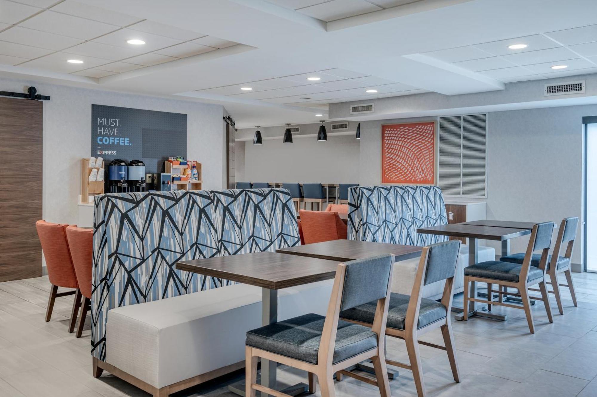 Hotel Express & By Ihg Wadsworth