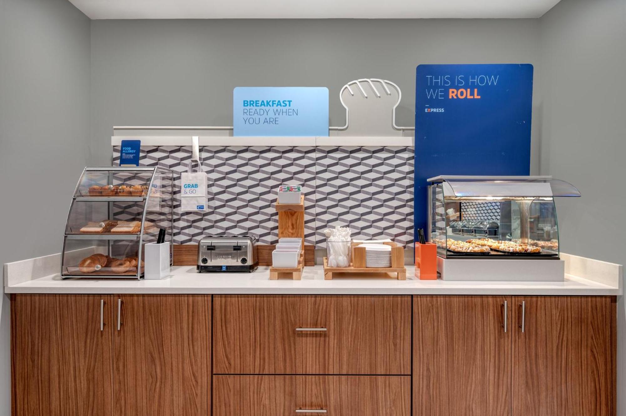 Express & By Ihg 3* Wadsworth